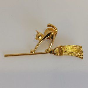 Vintage Halloween Scaredy Cat Witch's Broom Gold Tone Brooch Pin